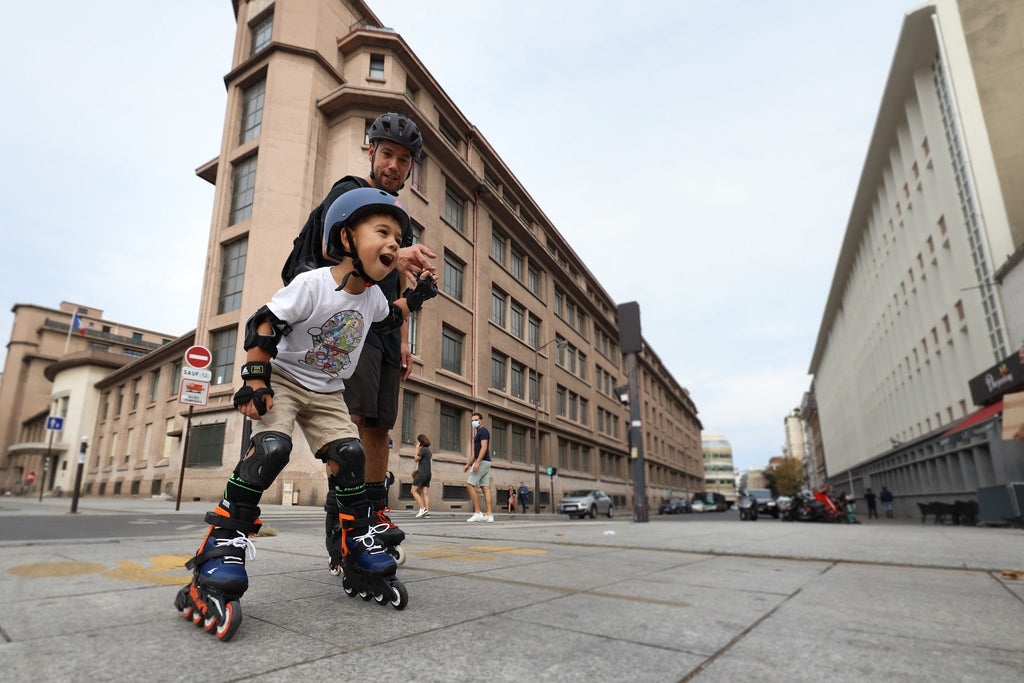 enfants en patins à roues alignées avec casque et équipement de protection