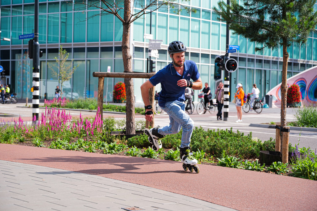 men skating in the city with urban rollerblade 3 wheel inline skates